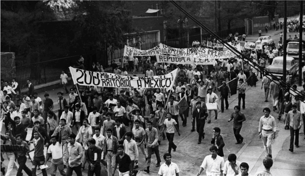 Jóvenes de la UNAM y del IPN se manifiestan en las calles de la Ciudad de México
